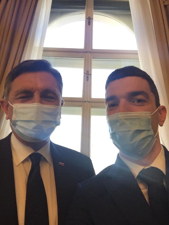 S predsednikom Borutom Pahorjem, ki je v predsedniški palači sprejel superfinaliste izbora Global Teacher Prize. FOTO: FB Simon Purger
