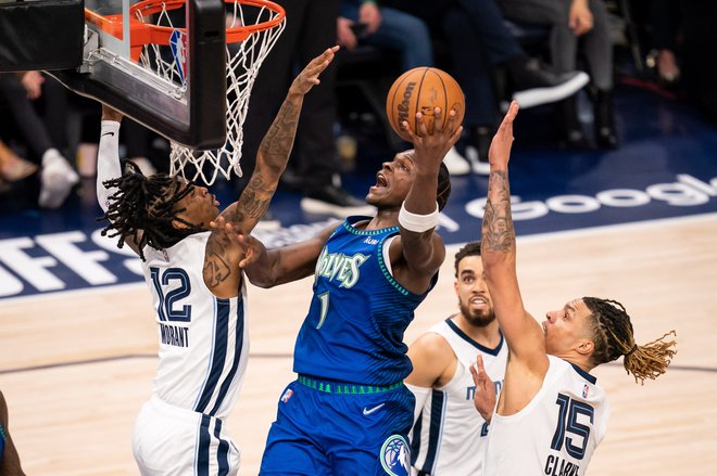 Apr 29, 2022; Minneapolis, Minnesota, USA; Minnesota Timberwolves forward Anthony Edwards (1) shoots against the Memphis Grizzlies guard Ja Morant (12) in the second quarter during game six of the first round for the 2022 NBA playoffs at Target Center. Mandatory Credit: Brad Rempel-USA TODAY Sports Foto Brad Rempel Usa Today Sports
