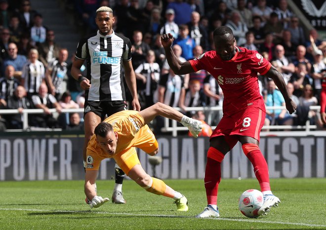 Na štadionu St James' Park v Newcastlu je Naby Keita ukanil Slovaka v domačih vratih Martina Dubravko za Liverpoolov začasni skok na vrh angleškega nogometnega prvenstva. FOTO: Scott Heppell/Reuters
