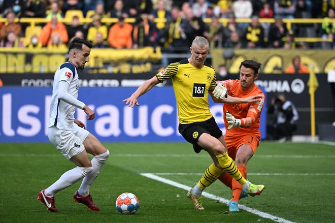 V dramatični tekmi v Dortmundu je Borussia z goloma Erlinga Hålanda (v sredini) hitro bila v prednosti z 2:0, nato je Norvežan zabil še za vodstvo s 3:2, a na koncu je slavil Bochum. FOTO: Ina Fassbender/AFP
