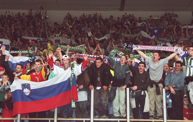 Takole je Tivoli pred 21 leti slavil zgodovinsko uvrstitev slovenskih hokejistov v najvišji svetovni razred. FOTO:&nbsp;Dejan Javornik/Slovenske novice
