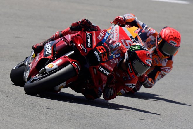 Francesco Bagnaia (levo) med dvobojem z Marcom Marquezom- FOTO: Javier Soriano/AFP
