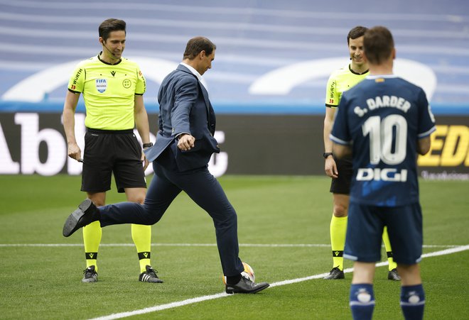 Rafael Nadal je v soboto izvedel prvo podajo na tekmi madridskega Reala in Espanyola, po kateri je kraljevski klub osvojil 35. naslov španskega prvaka. FOTO: Juan Medina/Reuters
