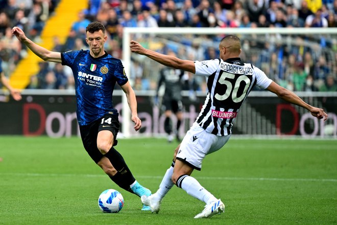 Interjev Hrvat Ivan Perišić (levo) je eden od ključnih mož trenerja Simoneja Inzaghija. FOTO: Miguel Medina/AFP
