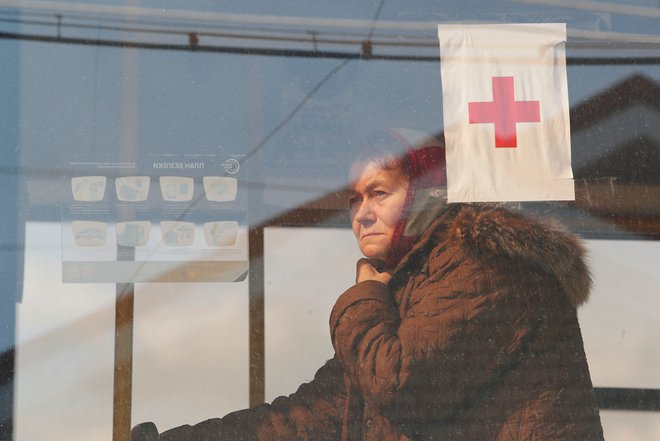 Prve civiliste, ki so zapustili jeklarno Azovstal, so napotili v mesto Zaporožje. FOTO: Alexander Ermočenko/ Reuters
