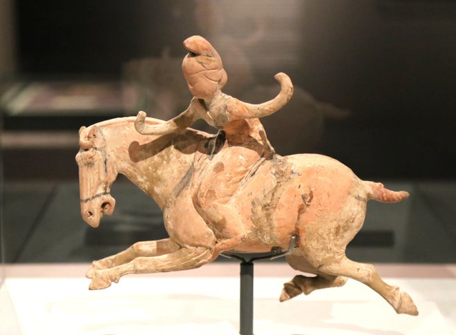 Igralka pola, delo neznanega umetnika, Kitajska, dinastija Tang, začetek 8. stoletja. FOTO: Milan Ilić
