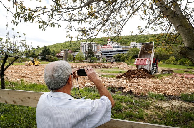 Joško Joras lahko le opazuje, kaj se dogaja s parcelami, ki jih ima uradno še vedno v zakupu od sklada kmetijskih zemljišč in gozdov. FOTO: Matej Družnik/Delo
