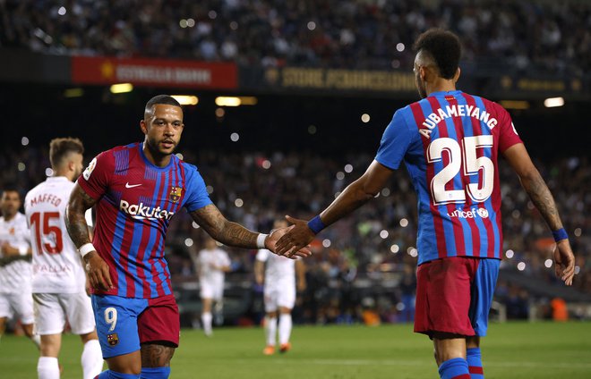 Memphis Depay (levo)&nbsp;je bil najboljši posameznik tekme in bi lahko zabil še kakšen gol. Zanimivo, da se kot član Barcelone še nikoli ni veselil &raquo;dvojčka&laquo; ... FOTO: Albert Gea/Reuters
