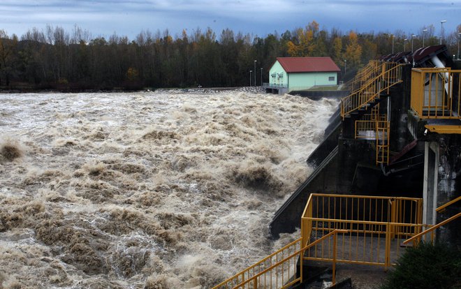 Podivjana Drava je leta 2012 posameznikom, podjetjem, občinam, pa tudi državi, vzdolž celotne struge v Sloveniji povzročila veliko škode. Na fotografiji Drava pri Ptuju. FOTO: Tadej Regent/Delo
