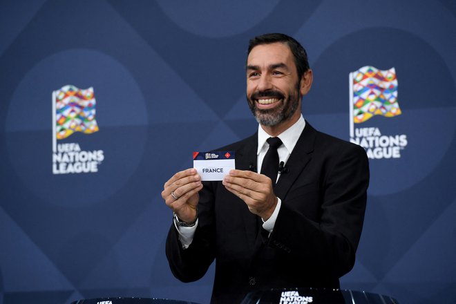 Robert Pires med decembrskim žrebom parov lige narodov v Nyonu.&nbsp;FOTO: UEFA/Reuters
