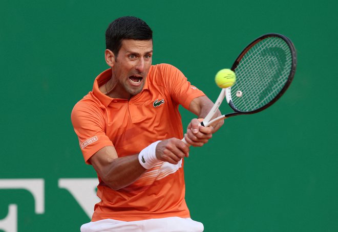 Novak Đoković (na fotografiji) med dvobojem drugega kola mastersa v Monaku s Špancem Alejandrom Davidovichem Fokino. FOTO:&nbsp;Denis Balibouse/Reuters
