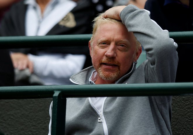 Boris Becker (na fotografiji) med turnirjem v Wimbledonu, ko je kot trener Novaka Đokovića leta 2016 spremljal njegov dvoboj z Američanom Samom Querreyjem. FOTO: Paul Childs/Reuters
