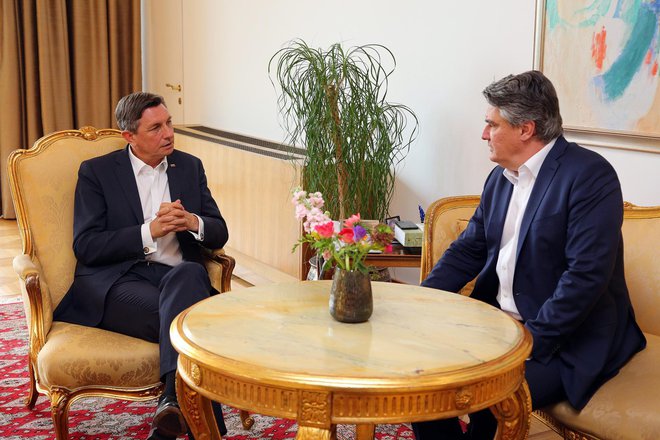 Slovenski predsednik Borut Pahor (levo) in hrvaški kolega Zoran Milanović sta se že nekajkrat srečala. Pred dnevi sta se dogovorila za vnovično srečanje 10. maja na Reki na proslavi ob 30. obletnici delovanja Zveze društev Slovencev na Hrvaškem. FOTO: Davor Pongračić/Cropix
