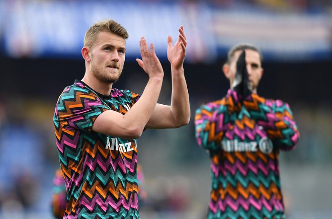 Matthijs de Ligt med ogrevanjem pred ligaško tekmo s Sampdorio v Genovi.&nbsp;FOTO: Jennifer Lorenzini/Reuters
