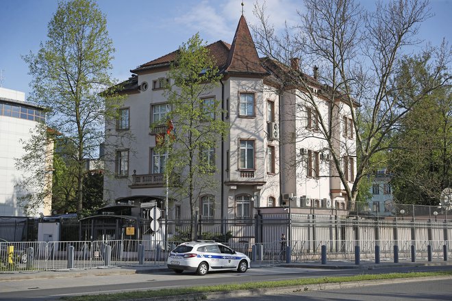 Po začetku vojne je bila okoli že tako ograjenega in zastraženega poslopja ruskega diplomatskega predstavništva postavljena dodatna ograja, ki jo 24 ur na dan varujejo policisti. Foto Leon Vidic
