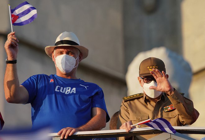 Raúl Castro (desno) je zadovoljen z Miguelom Díaz-Canelom, ki ga je imenoval za svojega naslednika. FOTO: Alexandre Meneghini/Reuters

