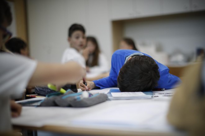 Če je že staršem težko na vse roditeljske sestanke, nastope in tekme, ali lahko otrokom očitamo, da se jim preprosto nič in nikamor več ne ljubi? FOTO: Uroš Hočevar
