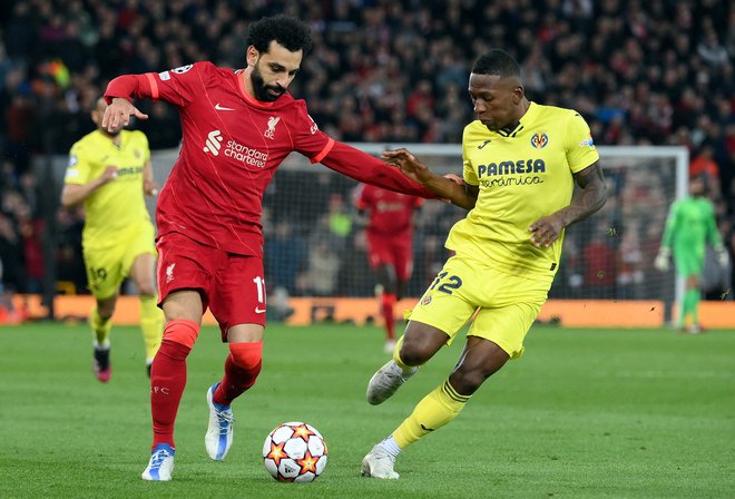 Mohamed Salah (levo) je zadnjo ligaško tekmo začel na klopi s še nekaterimi člani udarne zasedbe Liverpoola, denimo Thiagom in Fabinhom. FOTO: Lluis Gene/AFP
