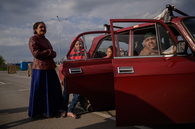 Na fotografiji družina, ki je iz obleganega Mariupola prispela do Zaporožja. FOTO: Ed Jones/Afp
