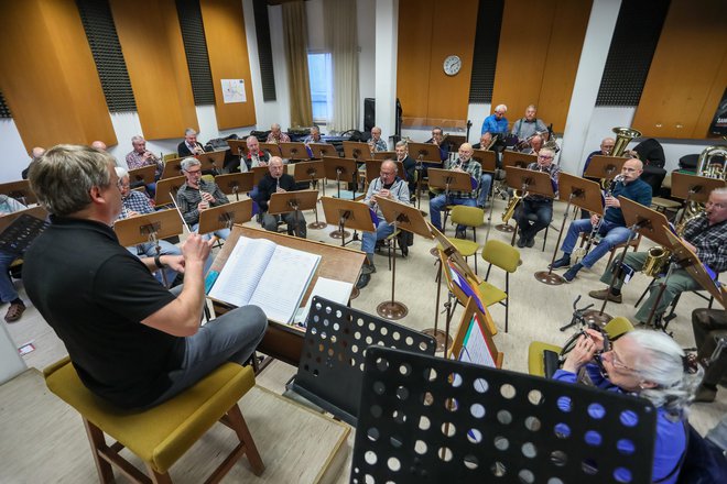 V Godbi ljubljanskih veteranov so se zbrali še vedno mladi po srcu, ki so zaljubljeni v glasbo in še vedno uživajo v njej. FOTO: Črt Piksi/Delo
