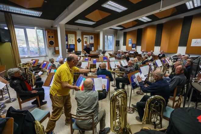 Običajno vadijo enkrat na teden v Godbenem domu Papirniškega pihalnega orkestra Vevče. FOTO: Črt Piksi/Delo
