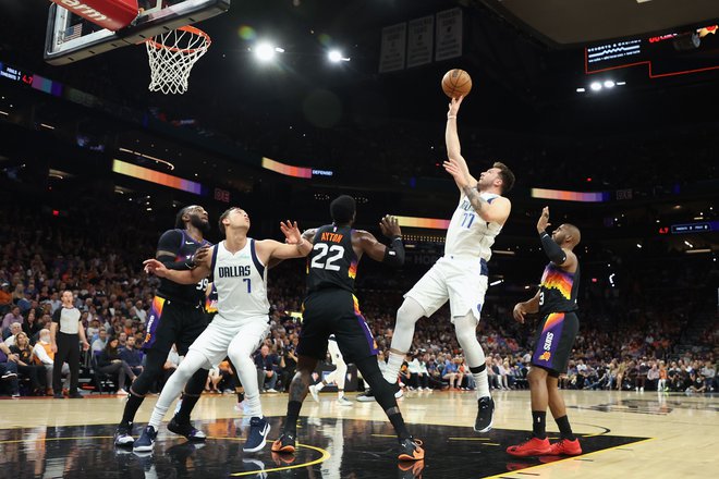 Dallas je bil večji del tekme nemočen, Luka Dončić učinkovit, Phoenix pa je zanesljivo prišel do prve zmage v drugem krogu končnice. FOTO: Christian Petersen/AFP
