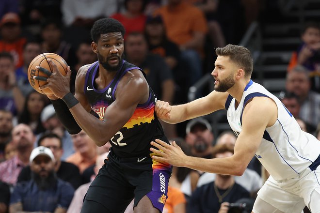 Deandre Ayton je bil najučinkovitejši ori Phoenixu. FOTO: Christian Petersen/AFP
