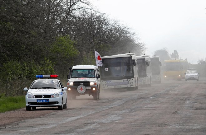 Konvoj z evakuiranimi prebivalci na poti iz Mariupolja proti Zaporožju. FOTO: Alexander Ermochenko/Reuters
