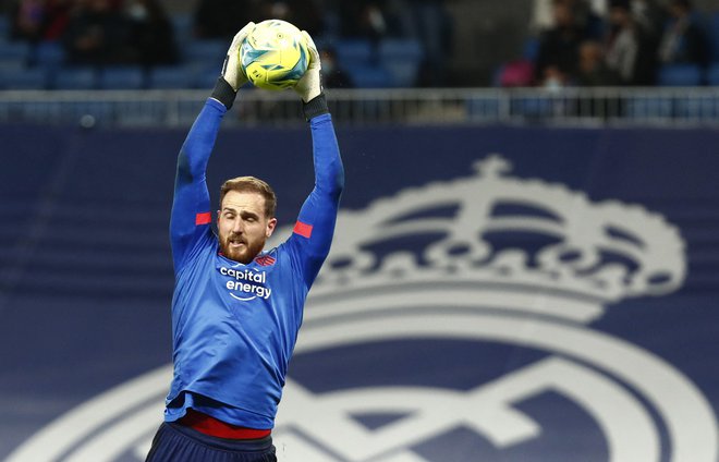 Kapetan slovenske reprezentance Jan Oblak med ogrevanjem za decembrski clasico na štadionu Santiago Bernabeu. Real je tekmo dobil z 2:0 (Benzema 16., Asensio 57.). FOTO: Sergio Perez/Reuters
