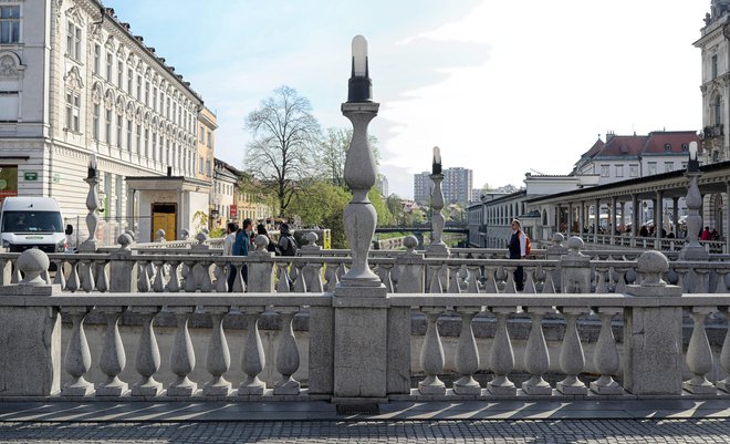 Na Tromostovju se zapletemo s preštevanjem balustrov in iskanjem sredine. FOTO: Blaž Samec/Delo
