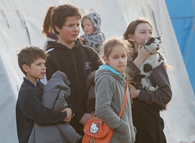 Otroci v začasnem namestitvenem centru za evakuirane v Bezimennu. FOTO: Alexander Ermochenko/Reuters
