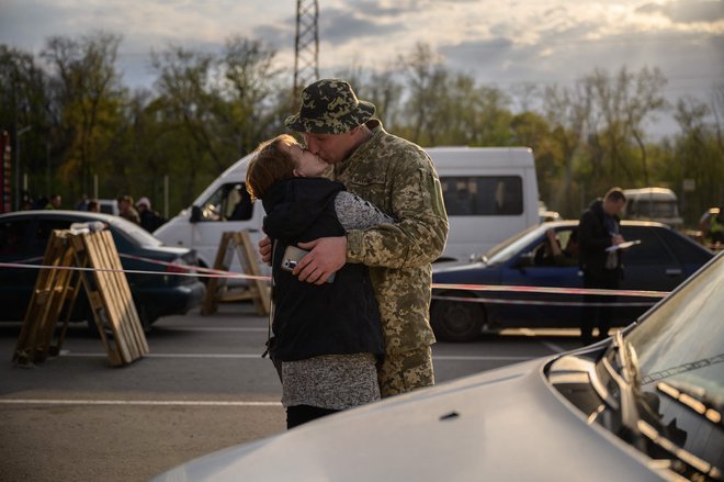 Ukrajinski begunci, ki jim je uspelo zapustiti območja pod ruskim nadzorom, večinoma prihajajo v Zaporožje, kjer sta se po dolgem času spet srečala vojak Grigorij in njegova žena Oksana. FOTO:&nbsp;Ed Jones/AFP
