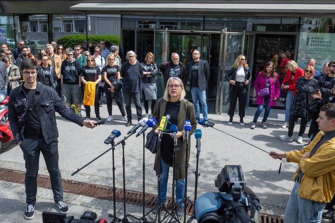 Današnja izjava novinarjev RTV Slovenija. FOTO: Voranc Vogel/Delo
