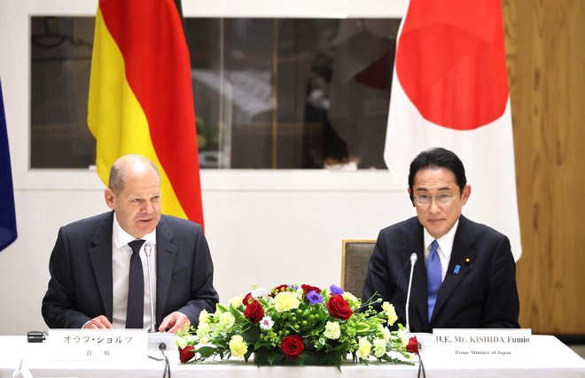 Veliko pove podatek, da je bil prvi odhod nemškega kanclerja Olafa Scholza (levo, desno japonski premier Fumio Kišida) na Daljni vzhod pot v Tokio. FOTO: Yoshikazu Tsuno/AFP
