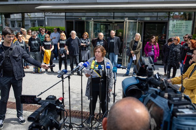 Izjave predsednice sindikata novinarjev Alenke Potočnik pred stavbo TV Slovenije. FOTO: Voranc Vogel/Delo
