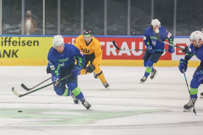 Risi so napadali z vseh strani (na fotografiji Robert Sabolič, Klemen Pretnar in Matic Podlipnik), Litovci pa so se srčno branili. FOTO:&nbsp;Črt Piksi/Delo
