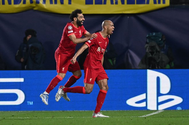 Fabinho (desno) proslavlja z Mohamedom Salahom na hrbtu po zadetku, ki je usodno prebudil ekipo Liverpoola.&nbsp;FOTO: Paul Ellis/AFP
