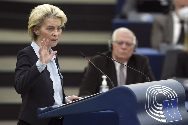 &raquo;To bo popolna prepoved uvoza ruske nafte, prepeljane po morju in kopnem, surove in rafinirane,&laquo; je povedala predsednica evropske komisije Ursula von der Leyen. FOTO: Frederick Florin/AFP
