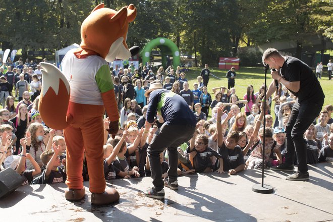 Ambasador športa med najmlajšimi je tudi maskota OKS Foksi. Na festivalih poskuša čim bolj približati različne športne discipline mladim.

Foto Jure Eržen
