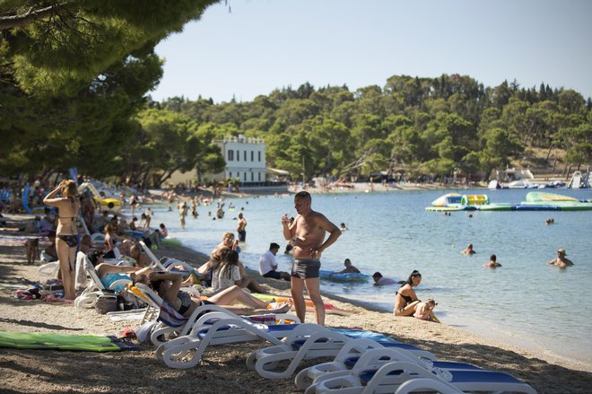 Med najljubšimi počitniškimi dejavnostmi je ležanje na plaži. FOTO: Jure Eržen/Delo
