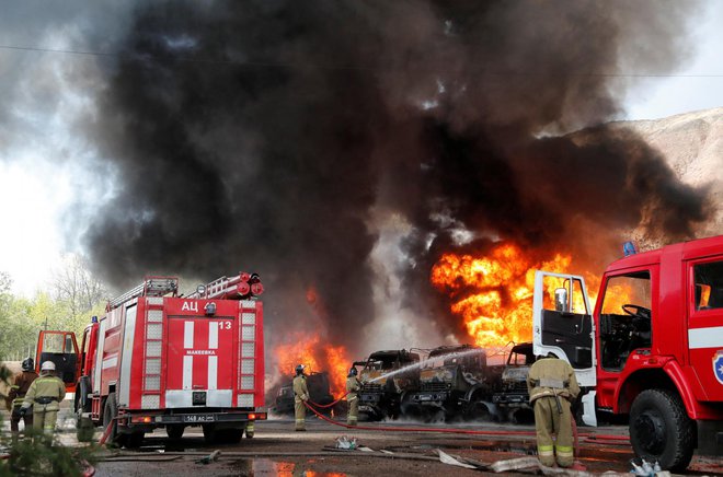 Po ukrajinskem napadu je včeraj zagorelo skladišče nafte v bližini uporniške prestolnice Doneck. FOTO:&nbsp;Aleksander Jermočenko/ Reuters
