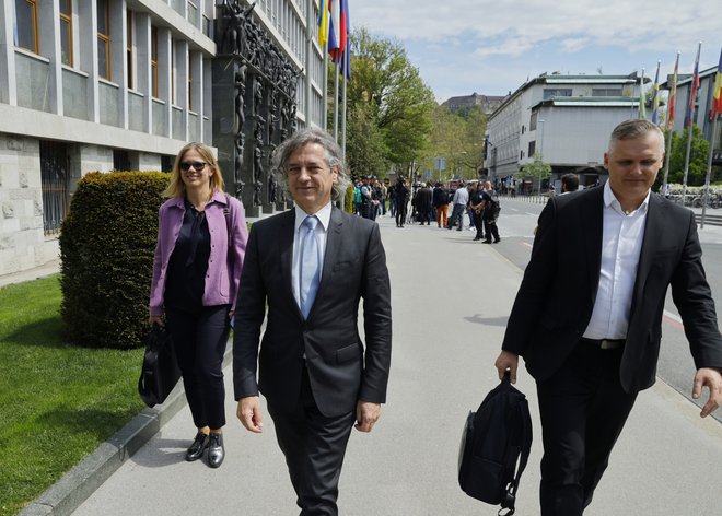 Koalicijsko pogodbo, ki so jo včeraj začeli usklajevati, želi Robert Golob parafirati še pred ustanovno sejo. Takoj po tem je pričakovati tudi spremembe zakona o vladi. FOTO: Jože Suhadolnik/Delo
