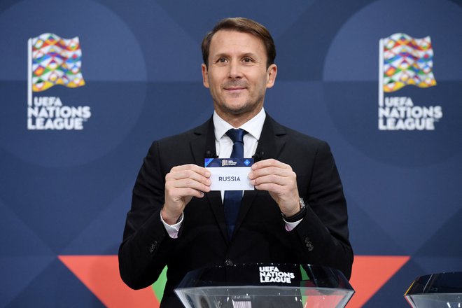 Takole je&nbsp;Gaizka Mendieta 16. decembra 2021 izžrebal Rusijo v eno od skupin Uefine lige narodov 2022/23, toda ruske reprezentance v tekmovanju ne bo. FOTO: Reuters
