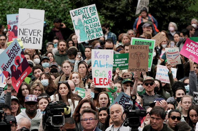 Zagovorniki pravice do izbire so se začeli zbirati kmalu zatem, ko je pricurljal v javnost dokument, ki nakazuje konec ustavne pravice do prekinitve nosečnosti. Foto Jeenah Moon/Reuters
