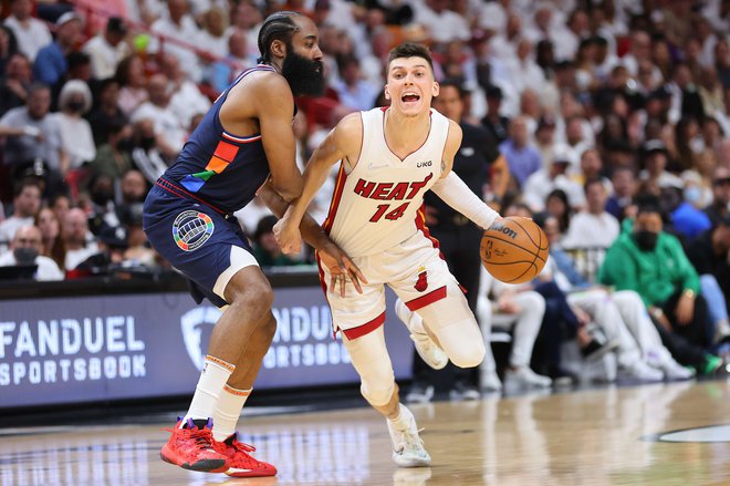 Miamijev košarkar Tyler Herro (desno) je pred tekmo prejel priznanje za najboljšega šestega igralca v sezoni, na parketu pa je bil bitko z Jamesom Hardnom. FOTO: Michael Reaves/AFP
