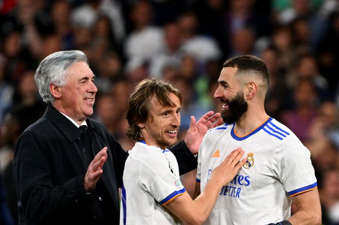 Veterana Karim Benzema (desno) in Luka Modrić sta Ancelottijeva nasjtesnejša sodelavca, zaupnika in vodji na igrišču ter v slačilnici. FOTO: Gabriel Bouys/AFP
