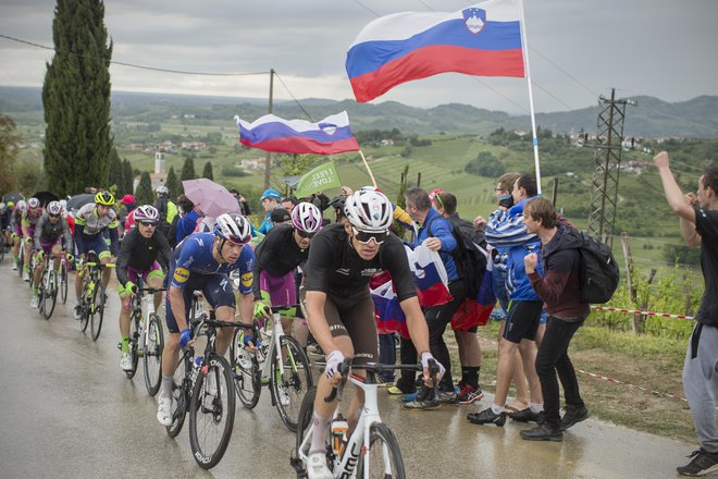 Lani se je ob gostovanju Gira ob cestah v Goriških brdih in Novi Gorici zbralo 50.000 navijačev. FOTO: Jure Eržen
