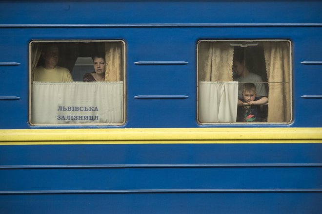 Pogumnim in v tem času zelo nesrečnim ukrajinskim ljudem moramo nuditi vso možno humanitarno-materialno pomoč. Foto Jure Eržen/Delo
