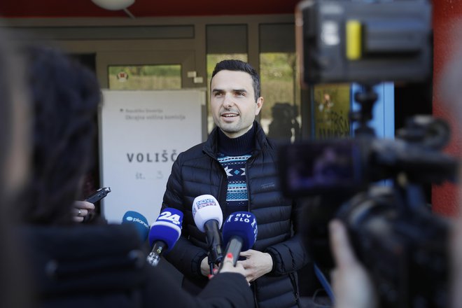 Na predvolilnih soočenjih so bila usta ministra za obrambo Mateja Tonina polna sladkih obljub o sodelovanju, povezovanju in poštenosti. Foto Leon Vidic/Delo
