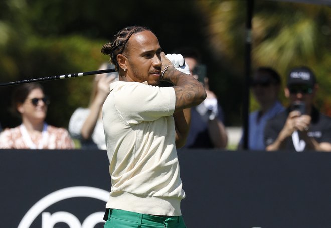 Lewis Hamilton se je pred dirko v Miamiju udeležil dobrodelne prireditve v golfu. FOTO: Marco Bello/Reuters
